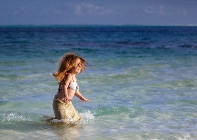 petite fille courant dans l'eau