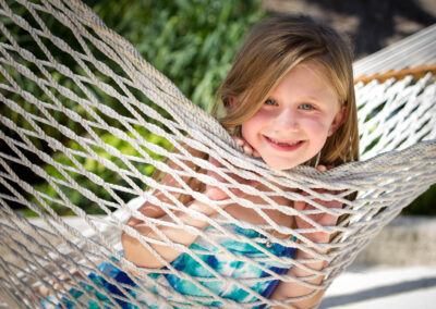 portrait d'une fille dans un hammac