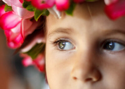 portrait d'une fille avec couronne de fleurs