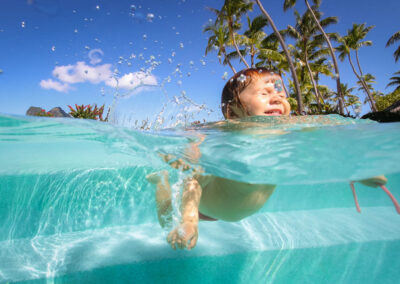 un bébé dans l'eau