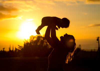 photo d'une maman et son bébé au coucher de soleil