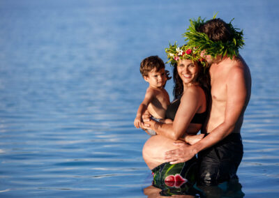 photo de grossesse d'un couple dans l'eau