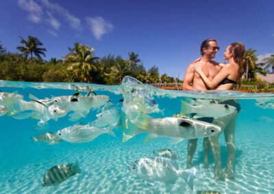 photo de grossesse d'un couple dans l'eau