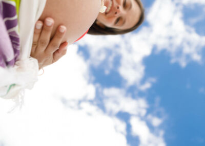 photo de grossesse d'une maman vue d'en bas