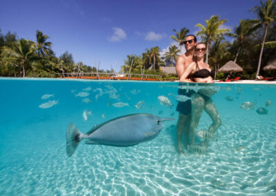 photo de grossesse d'un couple dans l'eau