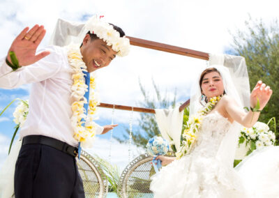 photo d'un couple de jeunes mariés dansant