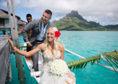 photo d'un couple de jeunes mariés en bateau