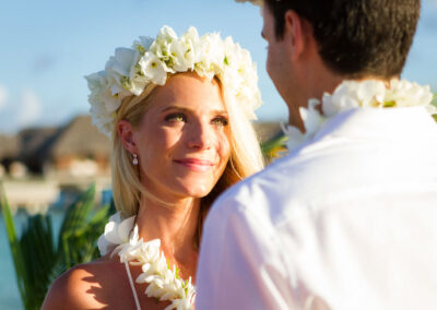 photo d'un couple de jeunes mariés