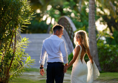 photo d'un couple de jeunes mariés