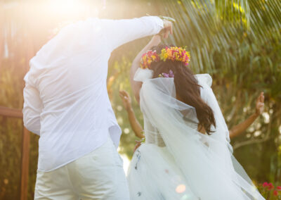 photo d'un couple de jeunes mariés dansant après la cérémonie de mariage