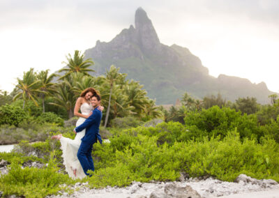 photo d'un couple de jeunes mariés