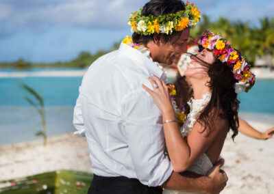 photo d'un couple de jeunes mariés dansant durant la cérémonie