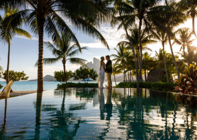 photo d'un couple de jeunes mariés au coucher de soleil