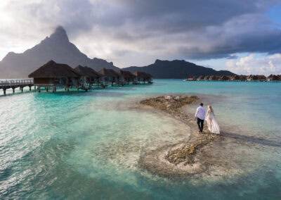 photo d'un couple de jeunes mariés