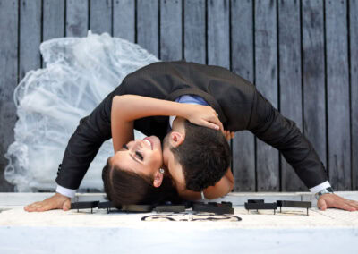 photo d'un couple de jeunes mariés