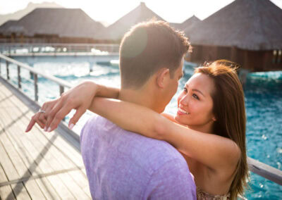 photo de couple au coucher de soleil