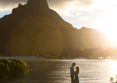 photo d'un couple de jeunes mariés au coucher du soleil