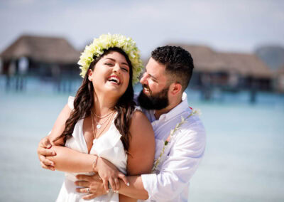 photo d'un couple de jeunes mariés