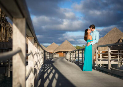 photo d'un couple qui s'embrasse