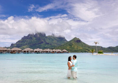 photo d'un couple les pieds dans l'eau