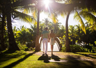 photo d'un couple marchant au coucher du soleil