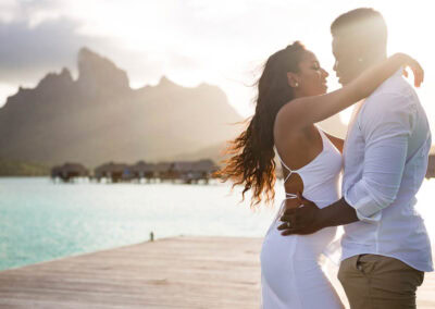 photo d'un couple de jeunes mariés