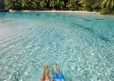 photo d'un couple flottant dans l'eau