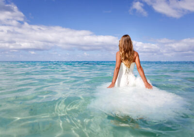 photo d'une mariée avec sa robe dans l'eau