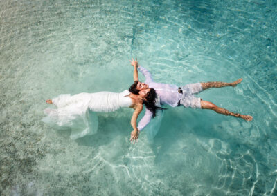 photo d'un couple de mariés flottant dans l'eau