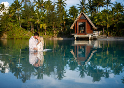 photo d'un couple de mariés dans l'eau