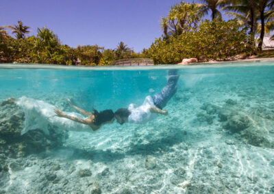 photo d'un couple s'embrassant sous l'eau