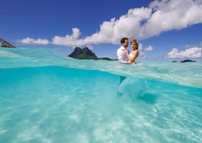 photo d'une mariée avec sa robe dans l'eau