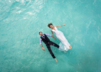 photo d'un couple de mariés flottant dans l'eau