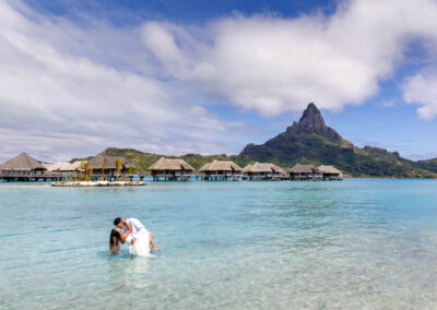 photo d'un couple de mariés dans l'eau