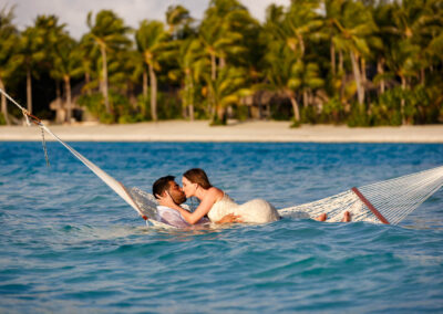 photo d'un couple dans un hammac dans l'eau