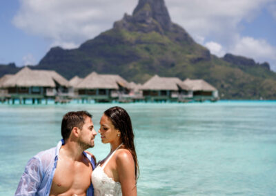 photo d'un couple de mariés dans l'eau