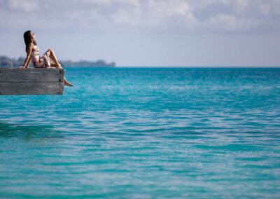 portrait d'une jeune femme au bord de l'eau