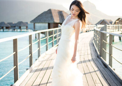 portrait d'une jeune femme en robe de mariée