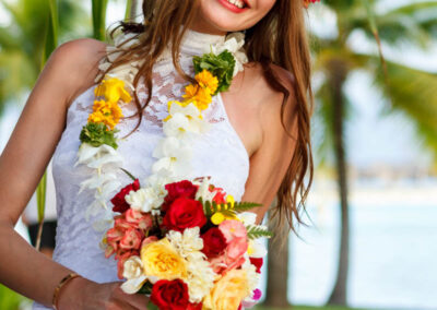 portrait d'une jeune femme en robe de mariée avec des fleurs