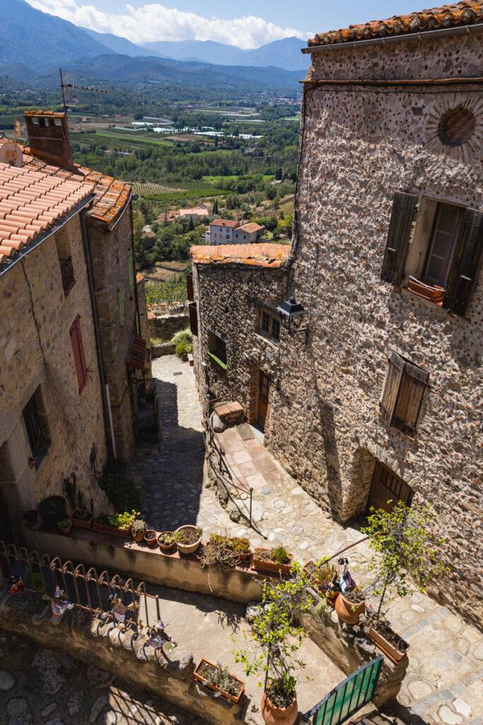 les ruelles du village d'Eus en photo