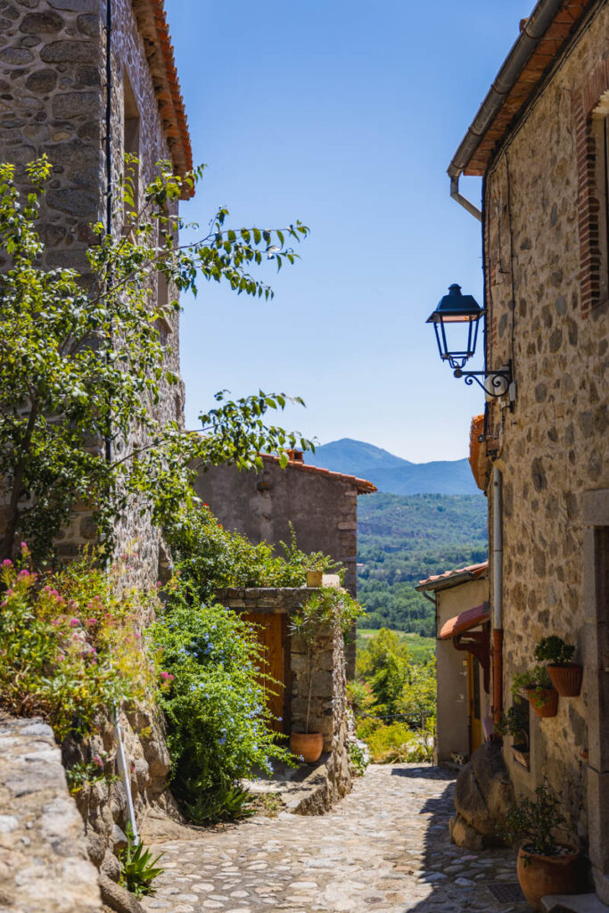 les ruelles du village d'Eus en photo