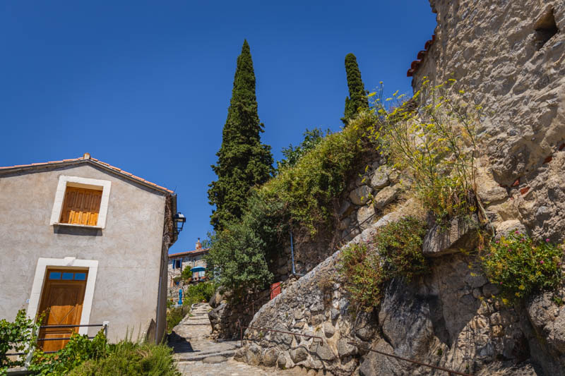 les ruelles du village d'Eus en photo