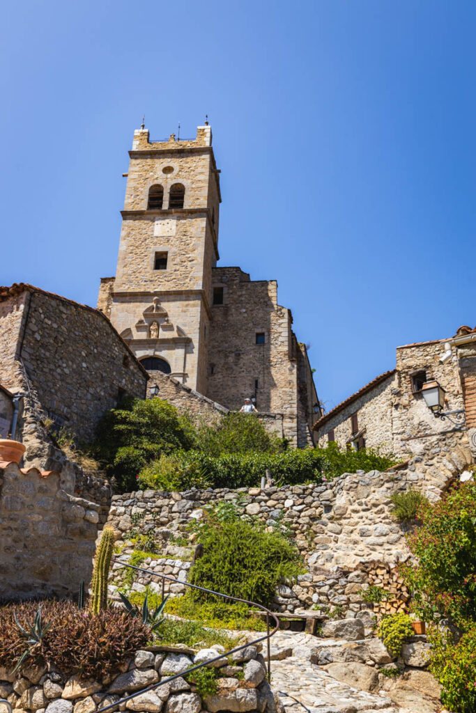 l'église du village d'Eus en photo