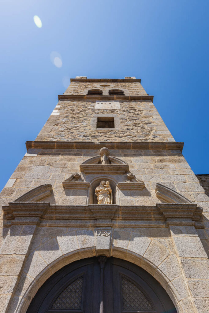 l'église du village d'Eus en photo