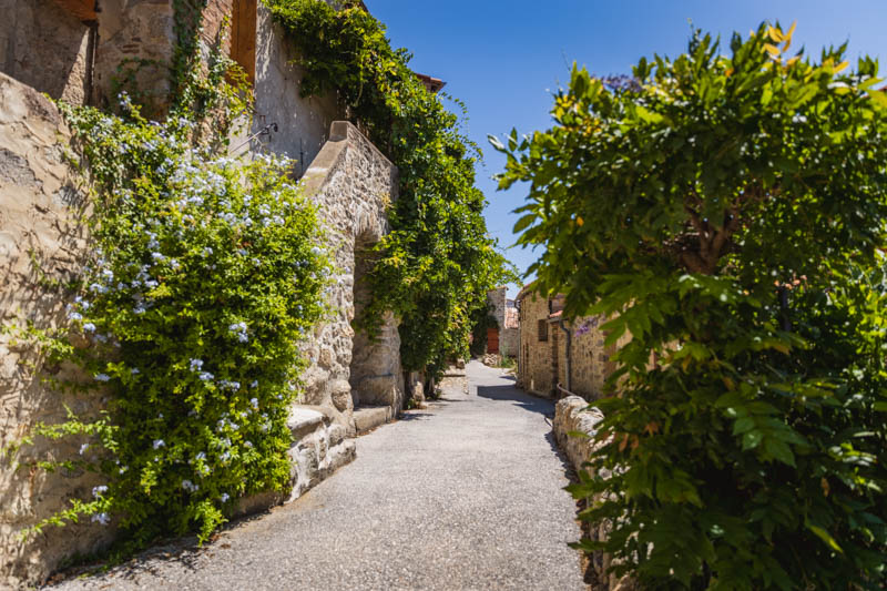 les ruelles du village d'Eus en photo