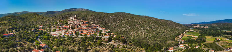 panorama photo du village d'Eus en vue aérienne