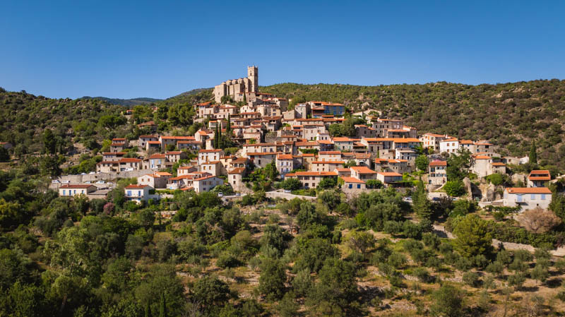 photo du village d'Eus avec son église