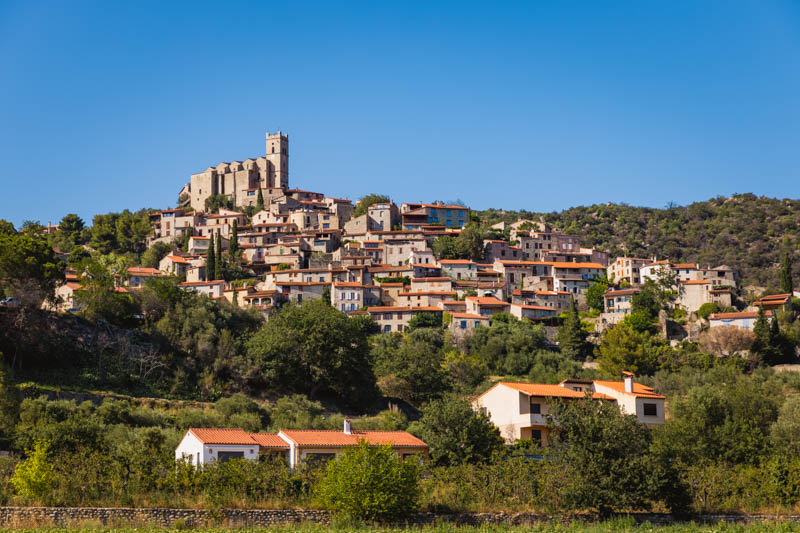 photo du village d'Eus surplombé par son église