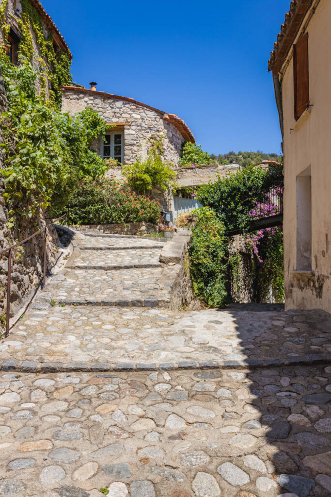 les ruelles du village d'Eus en photo