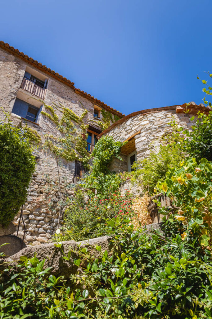 les ruelles du village d'Eus en photo